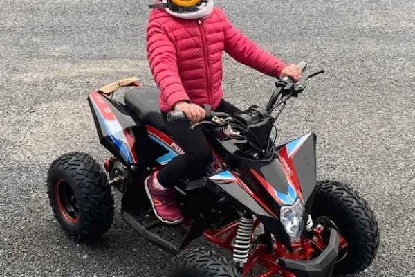 animations 2 roues plus circuit droit avec 3 quads electriques qualite