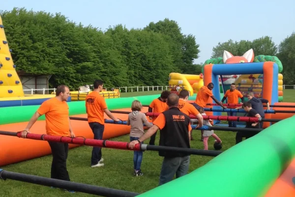 structure gonflables activites sportives baby foot humain prix