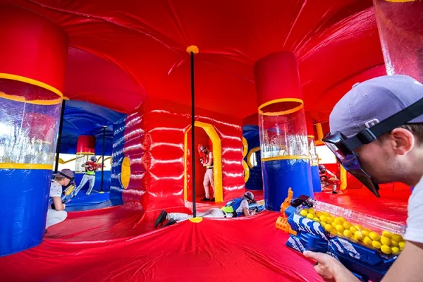 structures gonflables jeux interactifs battle arena version avec nerf qualite